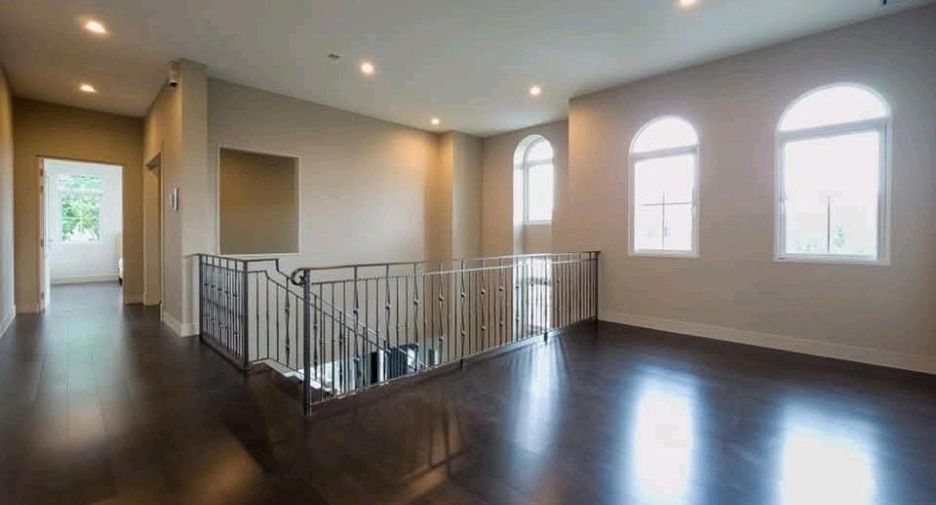 For sale 4 bedrooms house in Bang Khun Thian, Bangkok