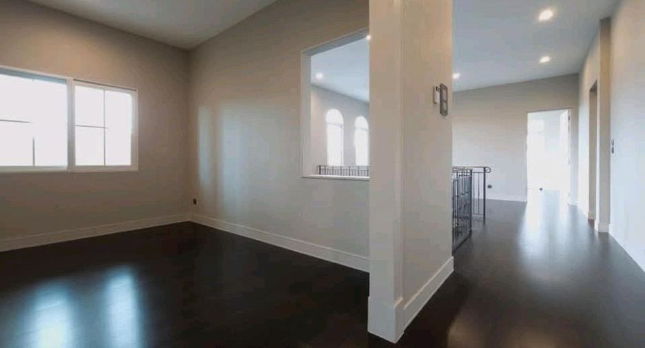 For sale 4 bedrooms house in Bang Khun Thian, Bangkok
