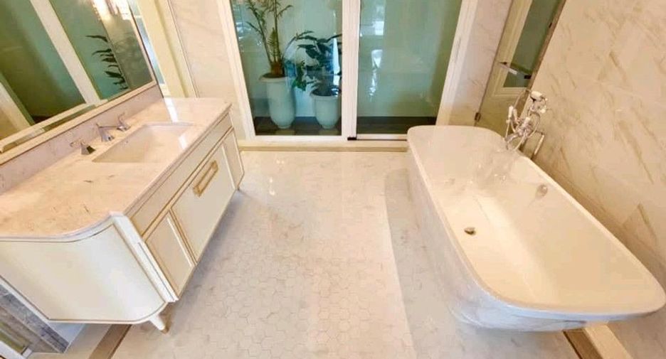 For sale 4 bedrooms house in Bang Khun Thian, Bangkok