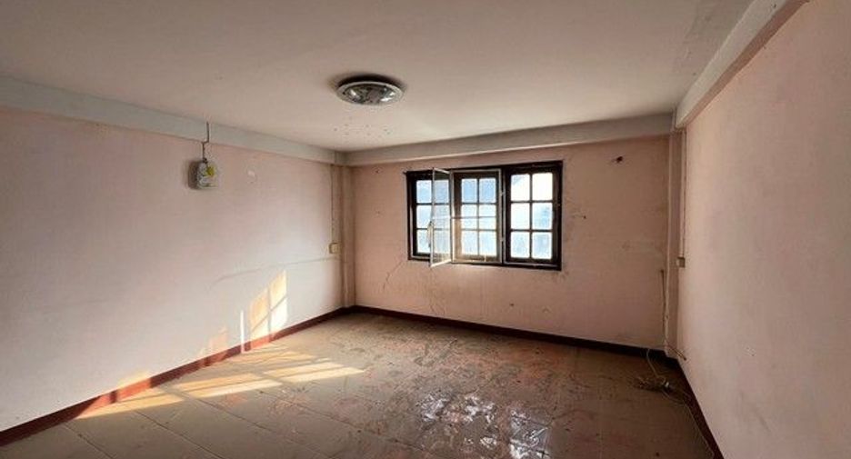 For sale 3 bedrooms retail Space in Mueang Lamphun, Lamphun