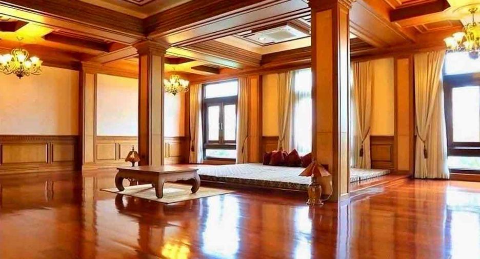For sale 5 bedrooms house in Si Racha, Chonburi