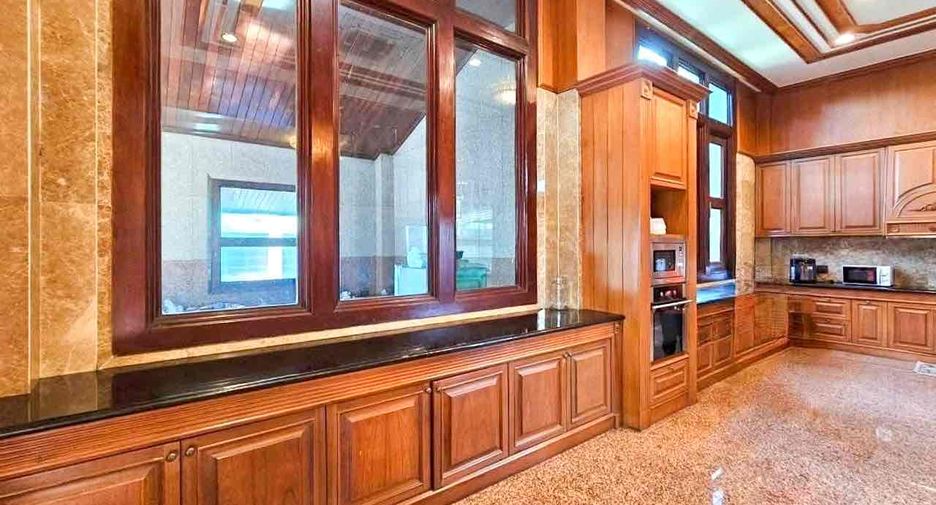 For sale 5 bedrooms house in Si Racha, Chonburi