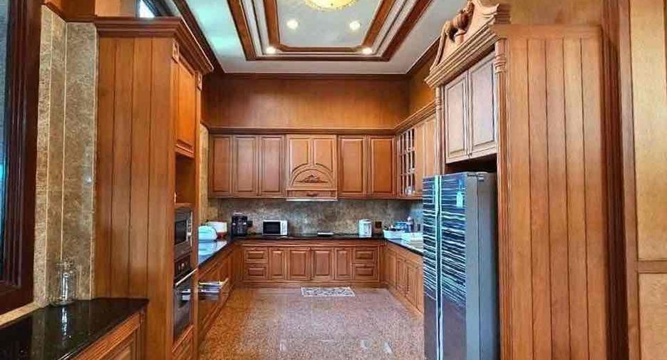 For sale 5 bedrooms house in Si Racha, Chonburi