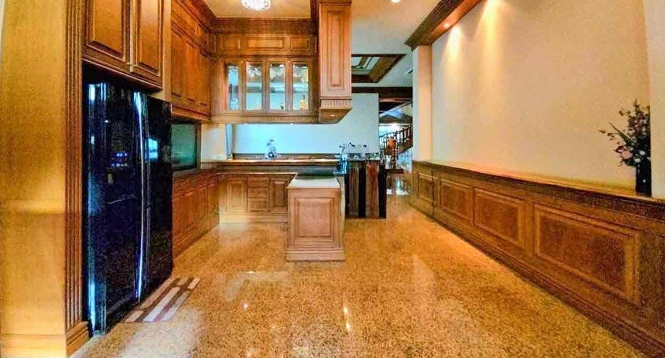 For sale 5 bedrooms house in Si Racha, Chonburi