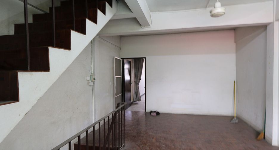 Gewerbefläche zur Miete mit 3 Zimmer in Mueang Samut Prakan, Samut Prakan