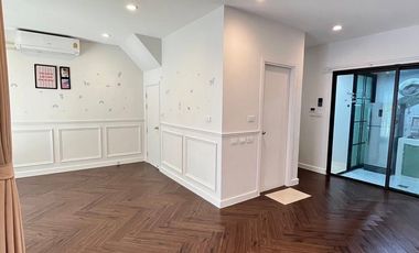 Casa adosada en alquiler y en venta de 2 habitaciones en Bang Phli, Samut Prakan