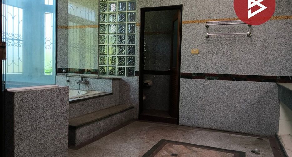 For sale 9 bedrooms house in Mueang Samut Prakan, Samut Prakan