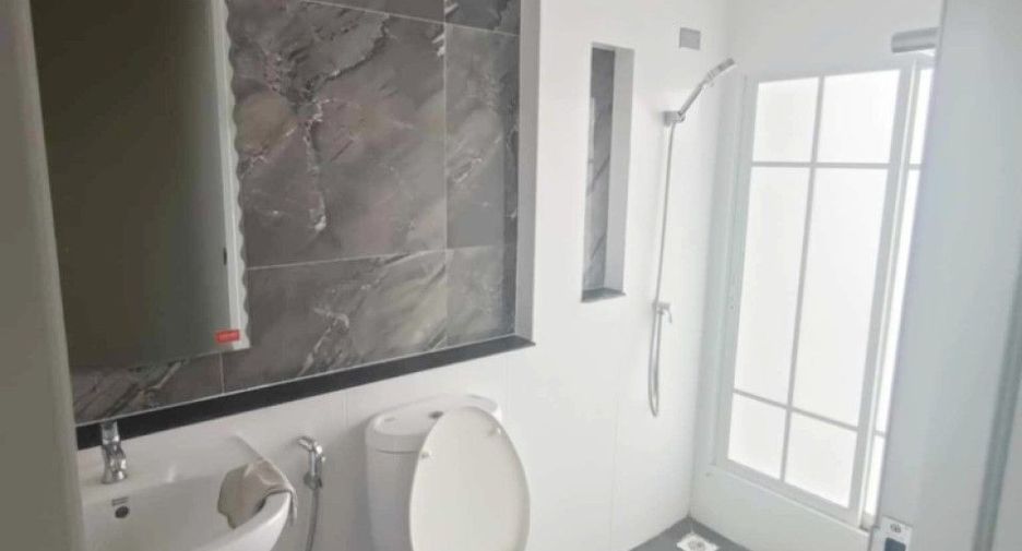 Casa adosada en venta de 4 habitaciones en Khlong Luang, Pathum Thani