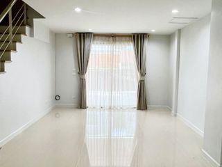 出售 2 卧室 联排别墅 在 Si Racha, Chon Buri