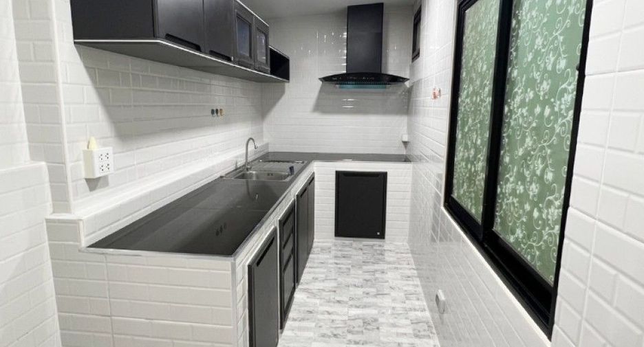 For sale 2 bedrooms townhouse in Si Racha, Chonburi