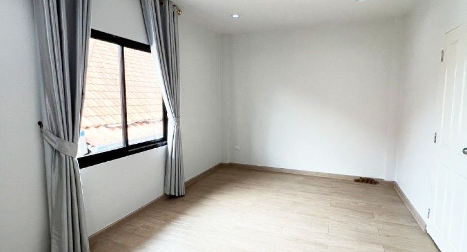 For sale 2 bedrooms townhouse in Si Racha, Chonburi