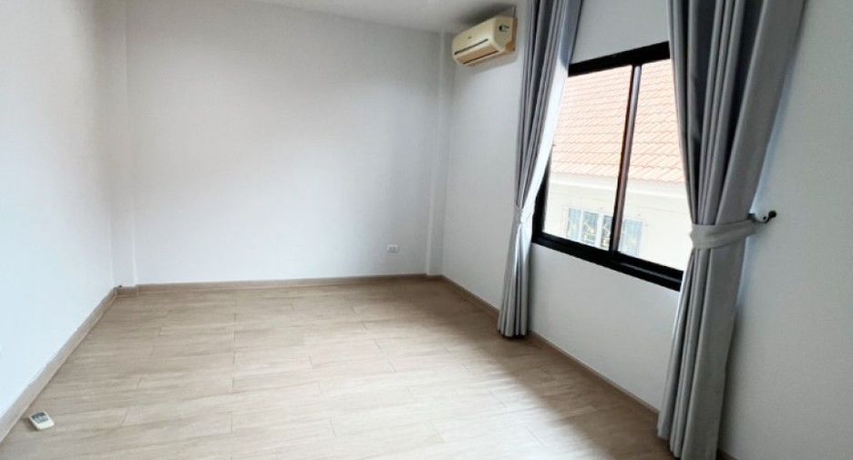 For sale 2 bedrooms townhouse in Si Racha, Chonburi