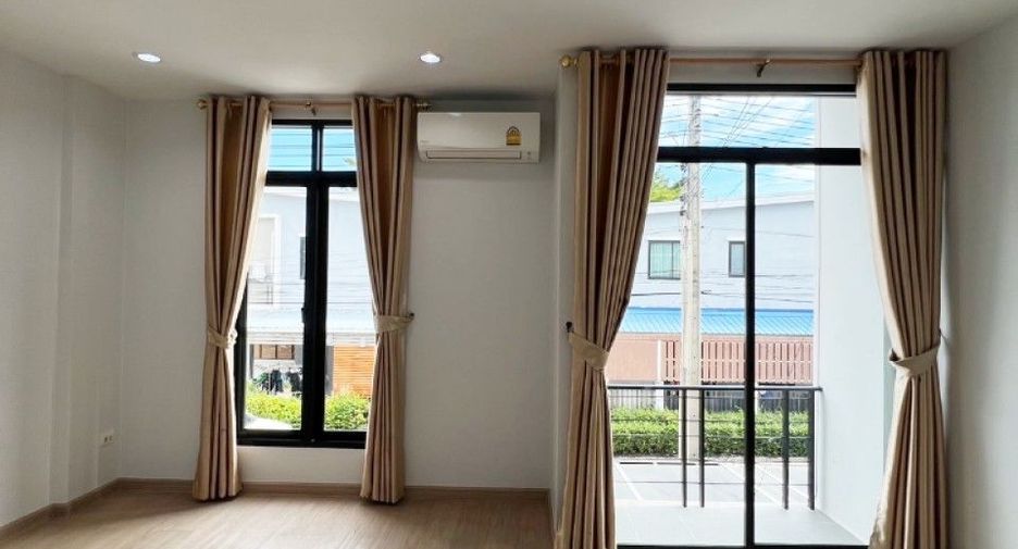 For sale 2 bedrooms townhouse in Si Racha, Chonburi