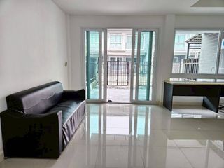 Casa adosada en alquiler de 3 habitaciones en Si Racha, Chonburi