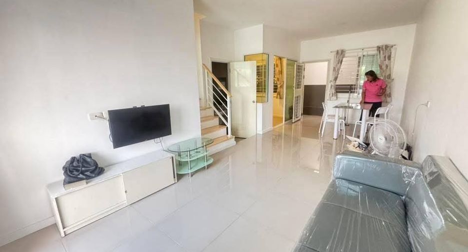 For rent 3 bedrooms townhouse in Si Racha, Chonburi