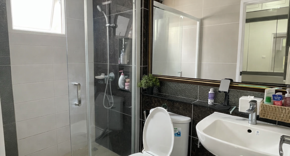 For sale 4 bedrooms house in Mueang Samut Prakan, Samut Prakan