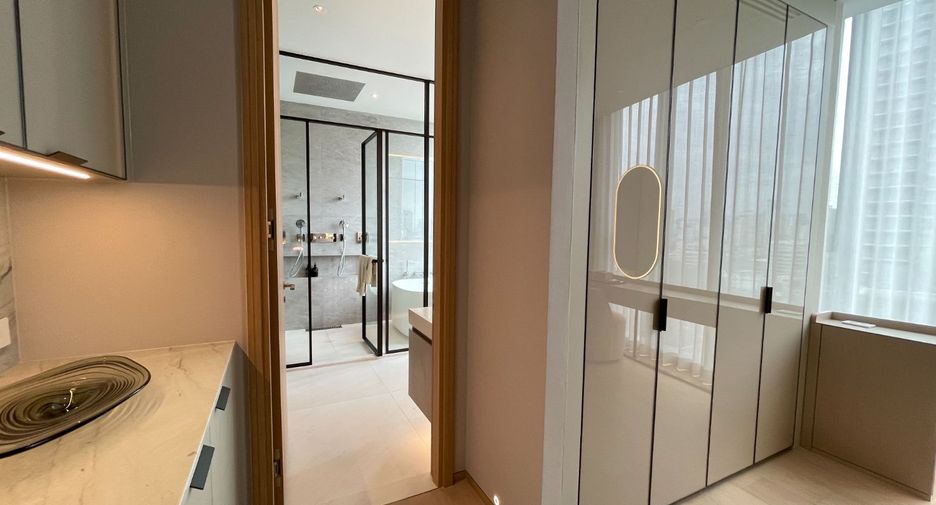 For sale 4 bedrooms condo in Khlong Toei, Bangkok