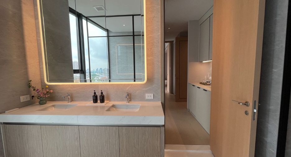 For sale 4 bedrooms condo in Khlong Toei, Bangkok