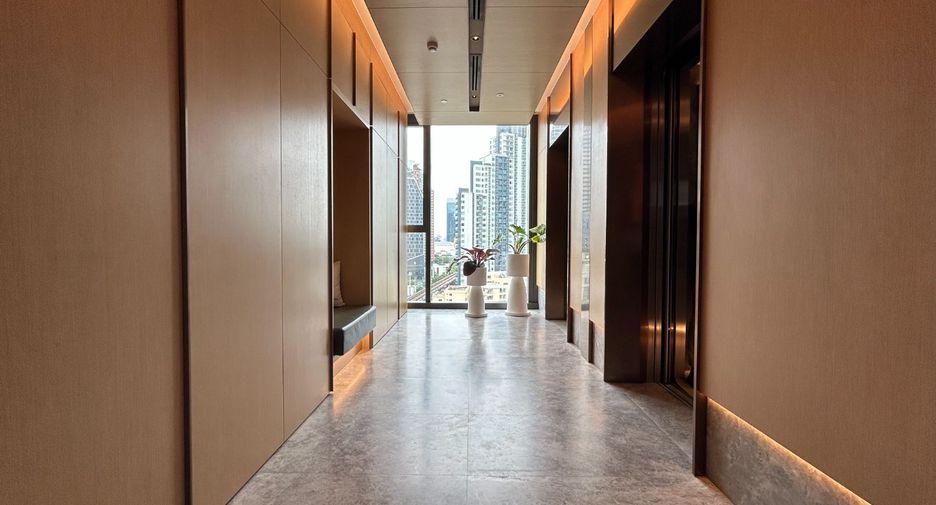 For sale 4 bedrooms condo in Khlong Toei, Bangkok