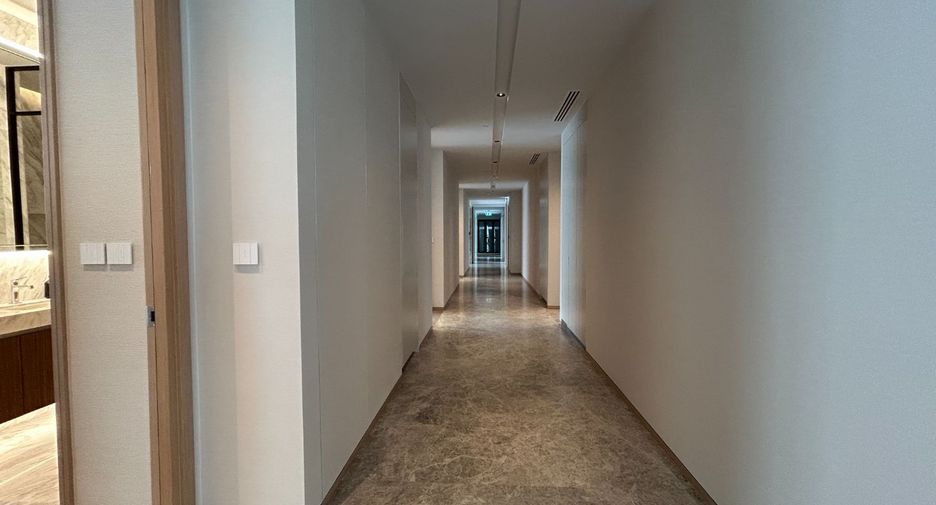For sale 4 bedrooms condo in Khlong Toei, Bangkok