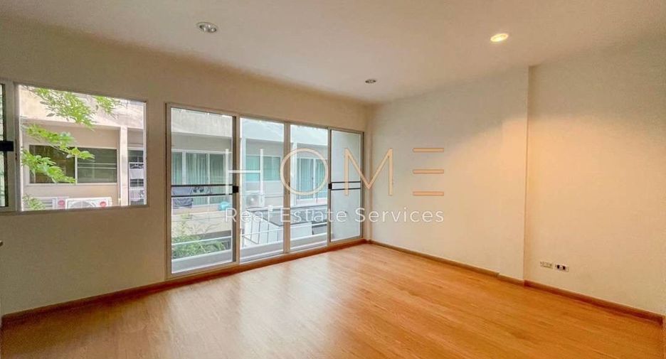 Casa adosada en venta de 3 habitaciones en Suan Luang, Bangkok