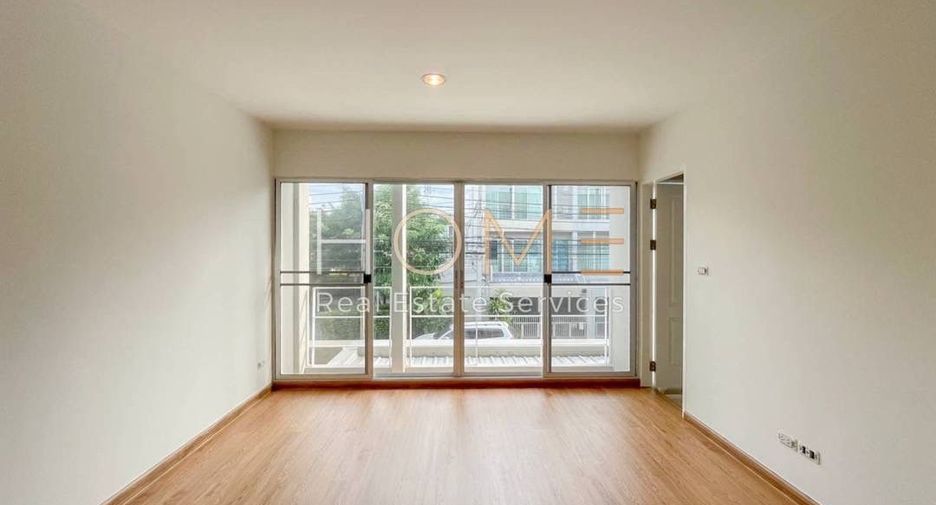 Casa adosada en venta de 3 habitaciones en Suan Luang, Bangkok