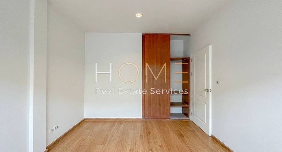 Casa adosada en venta de 3 habitaciones en Suan Luang, Bangkok