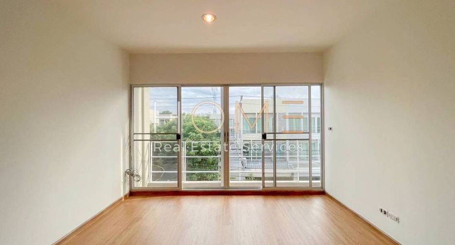 Casa adosada en venta de 3 habitaciones en Suan Luang, Bangkok