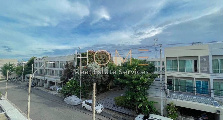 Casa adosada en venta de 3 habitaciones en Suan Luang, Bangkok