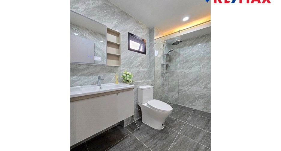 For sale 4 bedrooms house in Sattahip, Chonburi