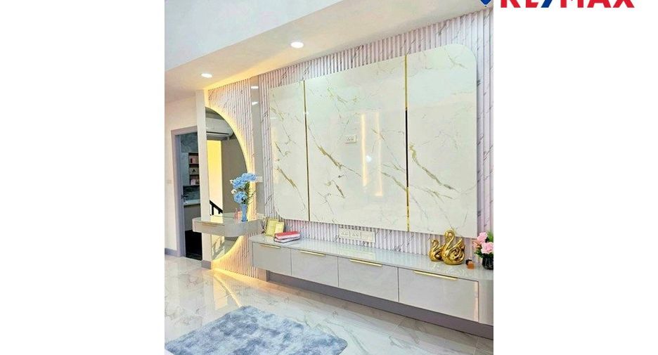 For sale 4 bedrooms house in Sattahip, Chonburi