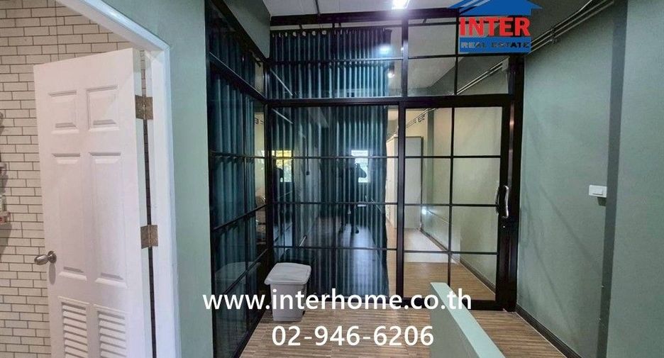 For sale 3 bedrooms retail Space in Khan Na Yao, Bangkok