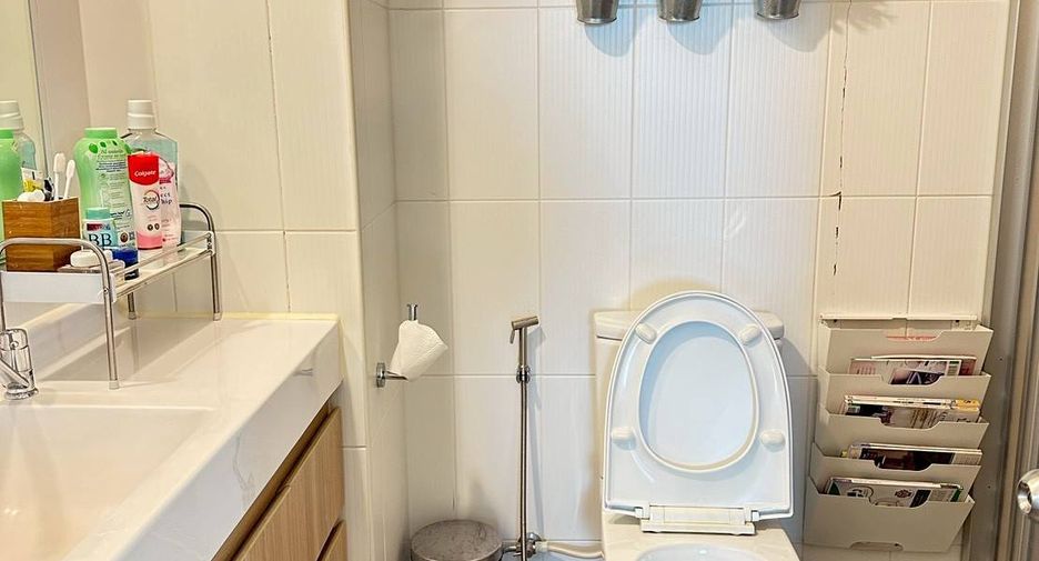 For rent 2 bedrooms condo in Yan Nawa, Bangkok