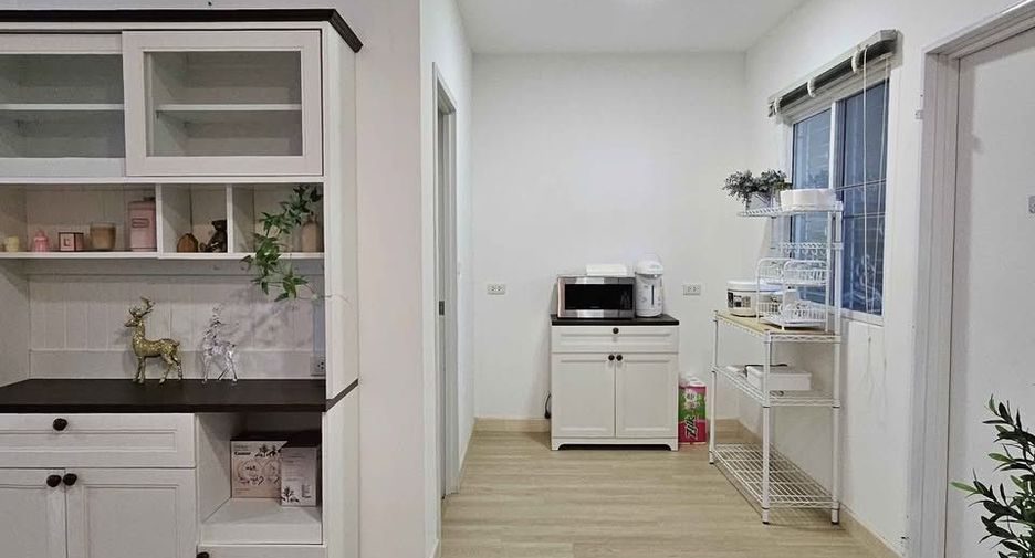 For rent 4 bedrooms townhouse in Mueang Chiang Mai, Chiang Mai