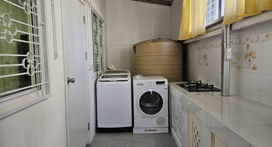 For rent 4 bedrooms townhouse in Mueang Chiang Mai, Chiang Mai