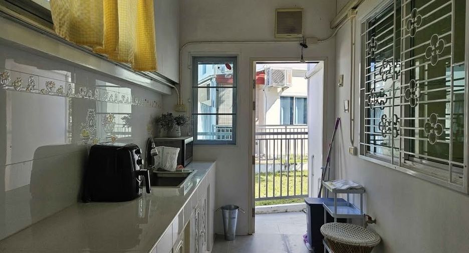 For rent 4 bedrooms townhouse in Mueang Chiang Mai, Chiang Mai