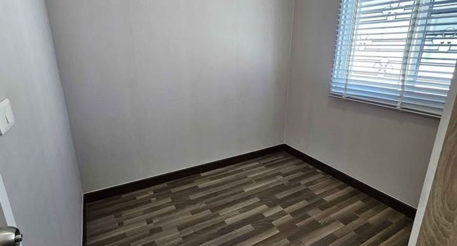 For rent 4 bedrooms townhouse in Mueang Chiang Mai, Chiang Mai