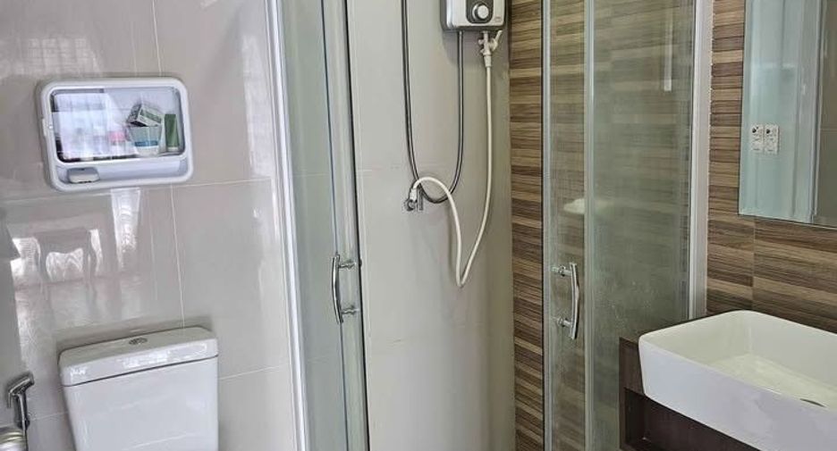 For rent 4 bedrooms townhouse in Mueang Chiang Mai, Chiang Mai