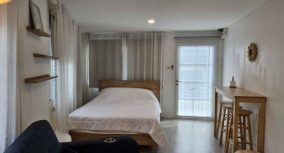 For rent 4 bedrooms townhouse in Mueang Chiang Mai, Chiang Mai