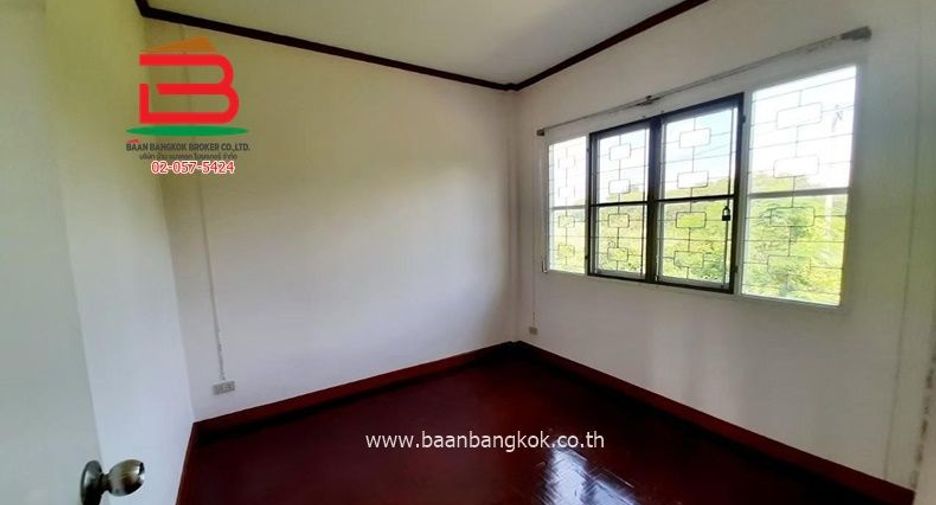For rent 3 bedrooms townhouse in Khlong Sam Wa, Bangkok