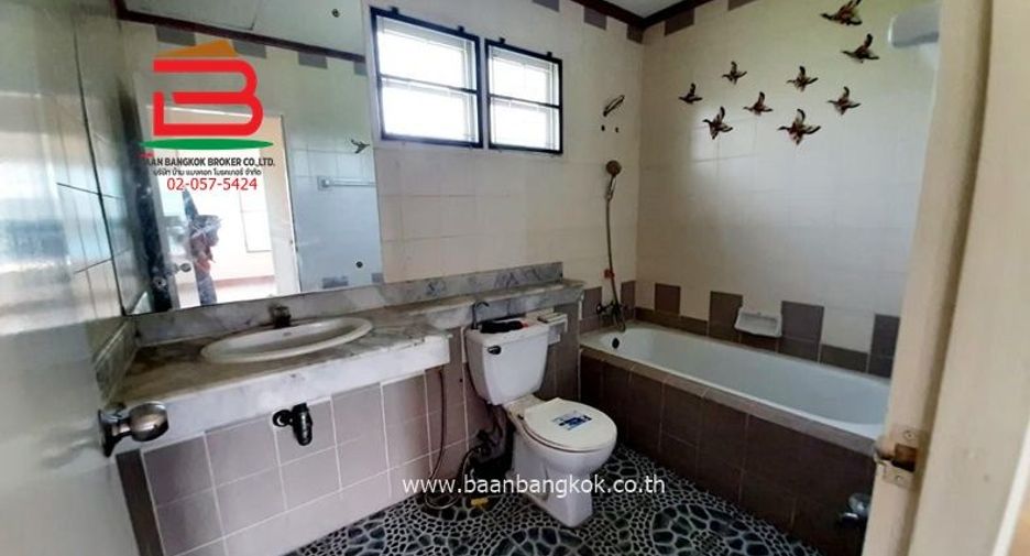 For rent 3 bedrooms townhouse in Khlong Sam Wa, Bangkok