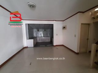 出租 3 卧室 联排别墅 在 Khlong Sam Wa, 曼谷