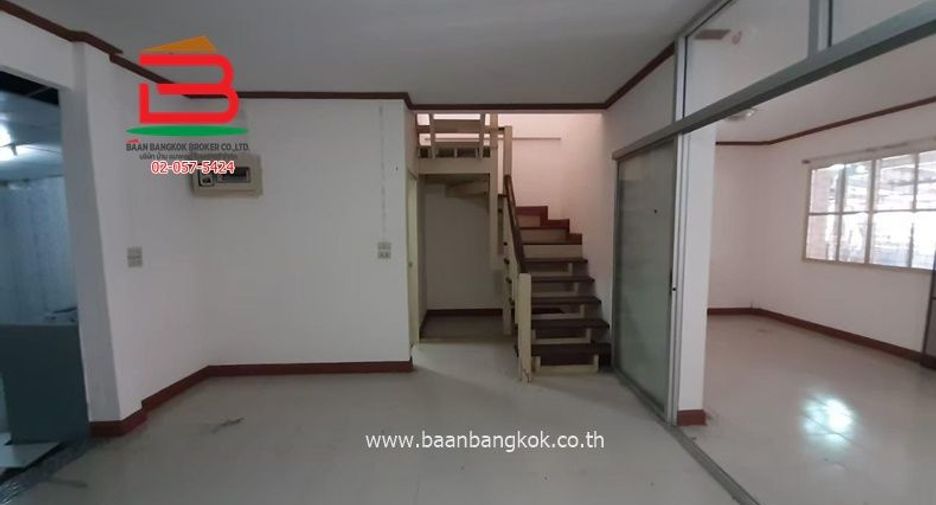 For rent 3 bedrooms townhouse in Khlong Sam Wa, Bangkok