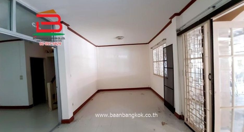 For rent 3 bedrooms townhouse in Khlong Sam Wa, Bangkok