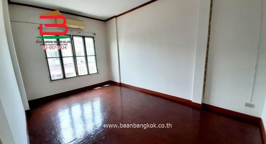 For rent 3 bedrooms townhouse in Khlong Sam Wa, Bangkok