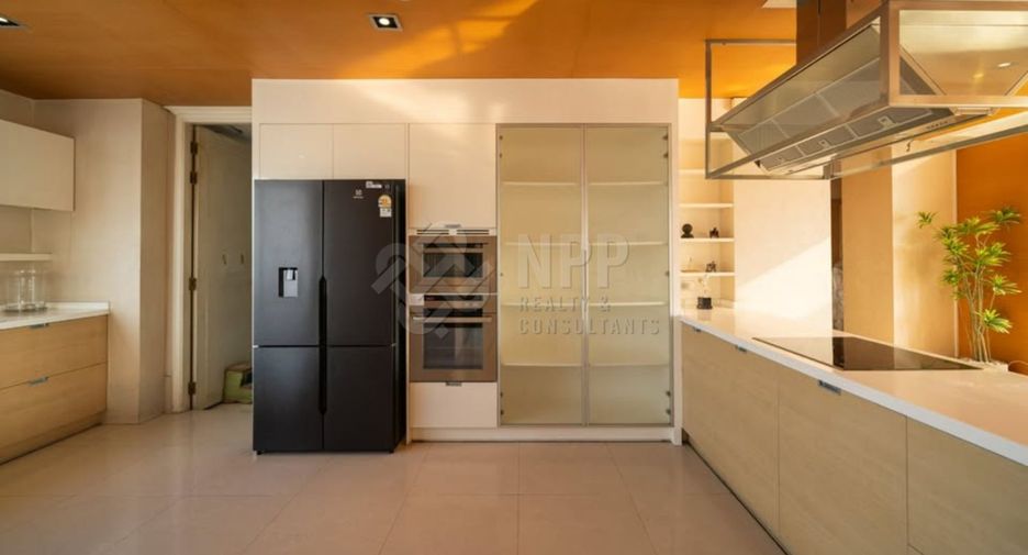 For sale 6 bedrooms condo in Watthana, Bangkok