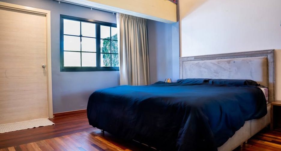 For rent 3 bedrooms townhouse in Watthana, Bangkok