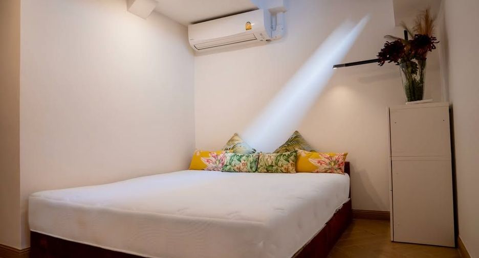 For rent 3 bedrooms townhouse in Watthana, Bangkok