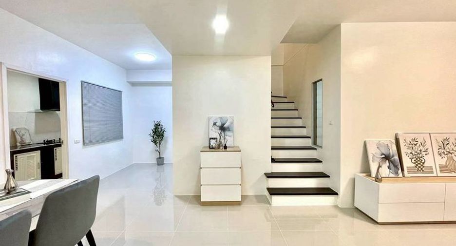Casa adosada en venta de 3 habitaciones en Si Racha, Chonburi
