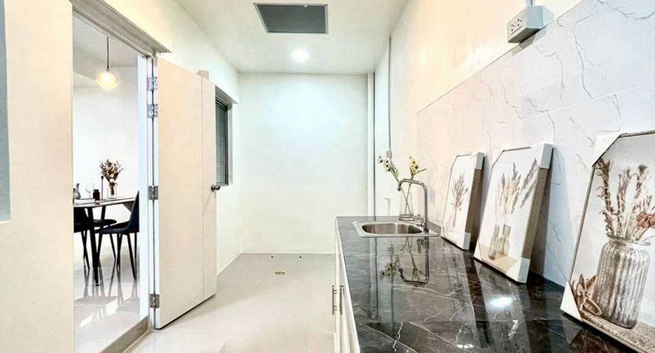 Casa adosada en venta de 3 habitaciones en Si Racha, Chonburi